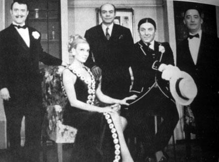 Kostas Voutsas et les comédiens du Théâtre Gloria, 1969