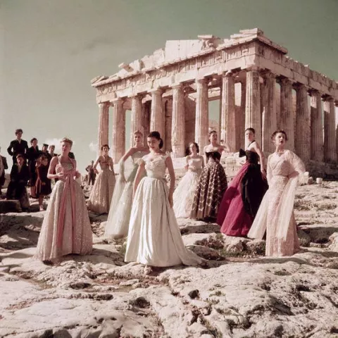 Défilé de mode pour la collection de Christian Dior sur l'Acropole en 1951, photographié par Jean-Pierre Pedrazzini.