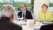 Le président de la Commission européenne, Jean-Claude Juncker (de dos), face au président François Hollande et à la chancelière allemande Angela Merkel, lors d'un dîner de travail, lundi, à Berlin. Crédits photo : WOLFGANG KUMM/AFP


