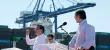 Le premier ministre chinois, Li Keqiang, et Antonis Samaras, alors premier ministre grec, inauguraient, en juin 2014, la ligne de train pour containers du port du Pirée, dont l'entreprise chinoise Cosco contrôle deux des trois terminaux. Crédits photo : PETROS GIANNAKOURIS/AFP


