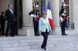 La chancelière allemande Angela Merkel descend les marches de l'Elysée le 6 juin 2015.


