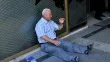 Giorgos Chatzifotiadis, 77 ans, avait successivement tenté trois banques fermées, à Thessalonique (nord), pour récupérer une partie de la pension de sa femme, qui souffre de problèmes de santé. Crédits photo : SAKIS MITROLIDIS/AFP


