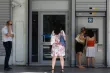 Les Grecs n'ont pu retirer, depuis la fermeture le 28 juin, que 60 euros par jour aux distributeurs. Image: Keystone


