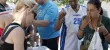 Une association vient en aide aux plus démunis en distribuant, dimanche, des repas dans un quartier d'Athènes. Crédits photo : LOUISA GOULIAMAKI/AFP


