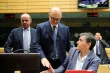 Sur cette photo du 12 juillet 2015, le ministre espagnol de l'économie Luis de Guindos (à gauche), le commissaire européen aux affaires économiques Pierre Moscovici (centre) et le ministre grec des finances Euclid Tsakalotos. Image: Keystone


