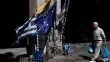 Un homme passe devant des drapeaux grecs et une bannière européene dans une rue du centre d'Athènes, le 13 juillet 2015


