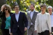 Le premier ministre grec Alexis Tsipras entouré de ses nouveaux ministres à la sortie de la prestation de serment ce 18 juillet 2015. Image: Reuters


