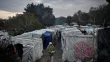 Une femme marche dans le camp de migrants de l'île de Chios, en Grèce, le 11 décembre 2019.


