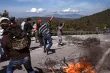 Des manifestants opposés à la construction d'un nouveau camp de migrants près de la ville de Mantamados, sur l'île de Lesbos, affrontent la police anti-émeute mercredi.


