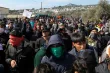 Des migrants participent à une manifestation, à la suite d'affrontements avec la police antiémeute près du camp de Moria pour réfugiés et migrants, lundi à Lesbos.


