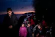 Des migrants venus d'Afghanistan dans le village de l'île de Lesbos, dimanche.


