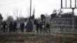 Des migrants sautent par-dessus des clôtures érigées par l'armée turque près du poste frontière de Pazarkule à Edirne le 4 mars 2020


