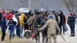 Des migrants tentent de passer la frontière greco-turque le 4 mars 2020 au niveau de la ville turque d'Edirne.



