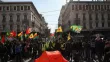 Des manifestants agitent des drapeaux devant un canot de sauvetage, le 6 février 2022, pour protester contre le refoulement de migrants et la violence à la frontière gréco-turque, après la découverte de 19 corps de migrants morts de froids non loin de cette zone. LOUIZA VRADI / REUTERS


