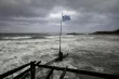La drapeau grec sur une plage de Kyllíni.  PHOTO / COSTAS BALTAS / REUTERS


