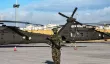 Un soldat grec près d'hélicoptères de combat américains sur le port d'Alexandroupoli, dans le nord de la Grèce, en décembre 2021.


