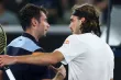 Quentin Halys (à g.) et Stefanos Tsitsipas à l'issue de leur match ce lundi. (H. McKay/Reuters)



