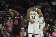 Giannis Antetokounmpo s'est blessé au début du 2e quart-temps face aux Bulls. (M. Marton/Reuters)


