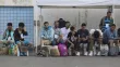 Des rescapés du naufrage attendent leur transfert vers Athènes, port de Kalamata, Grèce, le 16 juin 2023. — © John Liakos / InTime News vi AP Photo


