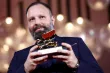 Yorgos Lanthimos avec son prix du meilleur film, à la Mostra de Venise


