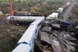 Des pompiers et des sauveteurs à l'action après une collision entre deux trains qui a tué 57 personnes, à environ 350 kilomètres au nord d'Athènes, près de la ville de Larissa, le 1er mars 2023. VAGGELIS KOUSIORAS / AP
