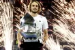 Stefanos Tsitsipas avec le trophée remis au vainqueur du tournoi de Dubaï. (A. Alfiky/Reuters)