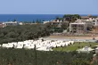 Un camp temporaire de migrants installé sur un terrain de football, dans la région de Rethymno, sur l'île de Crète, en Grèce, le 24 juin 2025. STEFANOS RAPANIS/REUTERS
