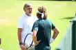 Stefanos Tsitsipas et Goran Ivanisevic sur les courts d'entraînement d'Aorangi Park à Wimbledon. (P. Lahalle/L'Équipe)