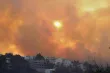 Des fumées d'incendie emplissent le ciel en Grèce, dans la banlieue nord-ouest de Kryoneri, à Athènes le samedi 26 juillet 2025 YORGOS KARAHALIS/AP/SIPA