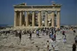 Des touristes le visitent le Parthenon, à Athènes, le 14 juin 2023  -  Louisa GOULIAMAKI - Athènes (AFP)