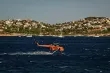 Un hélicoptère de lutte contre les incendies Erickson se remplit d'eau dans la mer lors d'un incendie de forêt à Palaia Fokaia, à environ 43 km au sud d'Athènes, le 9 août 2025.  -  Aris MESSINIS - Palaia Fokaia (AFP)