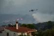 Un hélicoptère Sikorsky S-64 Skycrane largue de l'eau sur un incendie de forêt à Palaia Fokaia, à environ 45 kilomètres au sud d'Athènes.