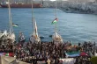 Rassemblement au port d'Ermoupolis avant le départ de deux voiliers qui font partie de la Global Sumud Flotilla visant à atteindre Gaza, sur l'île de Syros, en Grèce, le 14 septembre 2025. GIORGOS SOLARIS / REUTERS