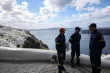 Patrouille de pompiers dans le village de Fira, lors des activités sismiques sur l’île de Santorin, en Grèce, le 7 février 2025.