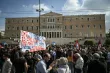 Des manifestants sont regroupés devant le Parlement grec lors d'une grève contre une réforme permettant des journées de travail de 13 heures, le 14 octobre 2025 à Athènes  -  Aris MESSINIS - Athènes (AFP)