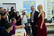 Tufan Erhurman, président du Parti turc républicain, et son épouse Nilden Bektas dans un bureau de vote de Nicosie, le 19 octobre 2025. NEDIM ENGINSOY / AP
