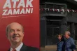 Une affiche électorale du leader et candidat chypriote turc Ersin Tatar avant les élections chypriotes turques, dans la partie nord occupée par la Turquie, à Nicosie, ville divisée de Chypre, vendredi 17 octobre 2025.