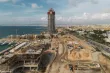La tour Riviera en construction à l'intérieur du parc métropolitain d'Ellinikon, dans le quartier d'Ellinikon, au sud d'Athènes, le 19 novembre 2025. LOUIZA VRADI POUR « LE MONDE »