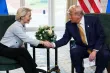 La présidente de la Commission européenne, Ursula von der Leyen, et le président américain, Donald Trump, après l'annonce d'un accord commercial entre les Etats-Unis et l'UE, à Turnberry (Ecosse), le 27 juillet 2025. EVELYN HOCKSTEIN / REUTERS