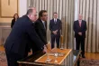 Kyriakos Mitsotakis, premier ministre grec (au centre), Konstantinos Tasoulas, le président grec (au fond à droite), et les trois ministres nouvellement nommés (à gauche), lors de la cérémonie d’investiture, au palais présidentiel, à Athènes, le 4 avril 2026. STELIOS MISINAS/REUTERS 