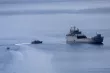 Des navires des garde-côtes grecs approchent un navire israélien transportant des activistes de la Global Sumud Flotilla, au large du port de Atherinolakkos, en Crète (Grèce), le 1ᵉʳ mai 2026. STEFANOS RAPANIS/REUTERS