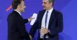 Le président français, Emmanuel Macron, serre la main du Premier ministre grec, Kyriakos Mitsotakis, à Athènes le 25 avril.