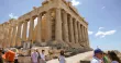 Des touristes devant le Parthénon, à Athènes, en Grèce, le 20 juin 2026.