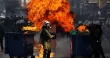 Un cocktail Molotov explose à proximité de policiers lors d'une manifestation pour protester contre l'inaction des autorités dans le cadre de l'enquête sur l'accident de train de Tempi, à Thessalonique (Grèce), le 28 février 2026.