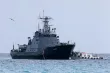 Un transfert de migrants secourus en mer, d’un navire de Frontex vers un plus petit bateau, au large de la Crète (Grèce), le 21 février 2026. STEFANOS RAPANIS/REUTERS