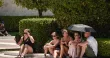 Touristes en quête de fraicheur dans le centre d'Athènes, le 21 juillet 2026.