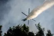 Un hélicoptère de lutte contre les incendies largue de l’eau sur un feu de forêt dans la région de Porto Germeno (Grèce), le 2 août 2026. ANGELOS TZORTZINIS/AFP