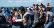 Des migrants atteignent la côte à bord d'un canot pneumatique surchargé, près de Skala Sikaminias, sur l'île de Lesbos, en Grèce, le 3 octobre 2015 (réédité le 3 septembre 2025)