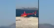Un hélicoptère de tourisme posé sur les célèbres rochers de Sarakiniko, sur l'île de Milos, dans une vidéo diffusée par les médias grecs.