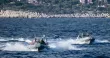 Une patrouille de routine de la marine grecque près de l'île de Kastellorizo, en décembre 2022. Le 15 août 2026, la Turquie a délimité des aires marines protégées, ce qui pourrait avoir un impact direct sur l'accès à l'île.